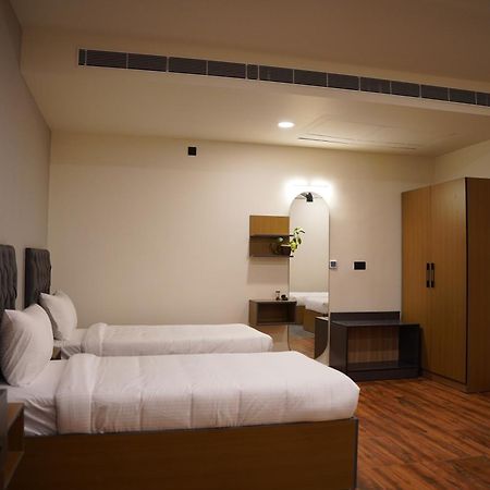 The Continental Inn & Suites Májszúr Kültér fotó