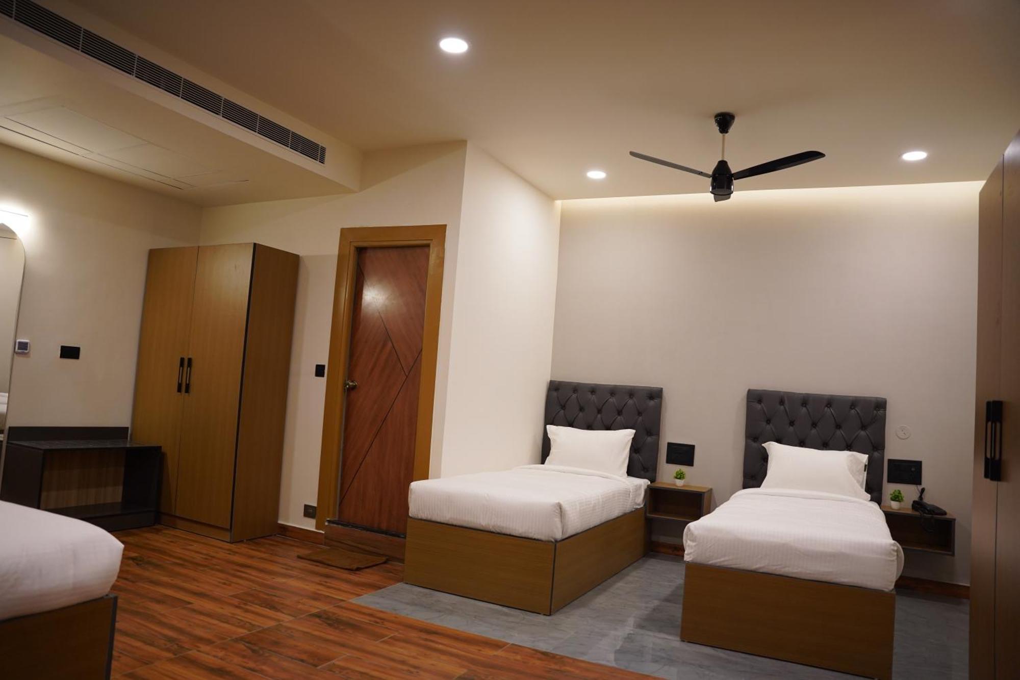 The Continental Inn & Suites Májszúr Kültér fotó